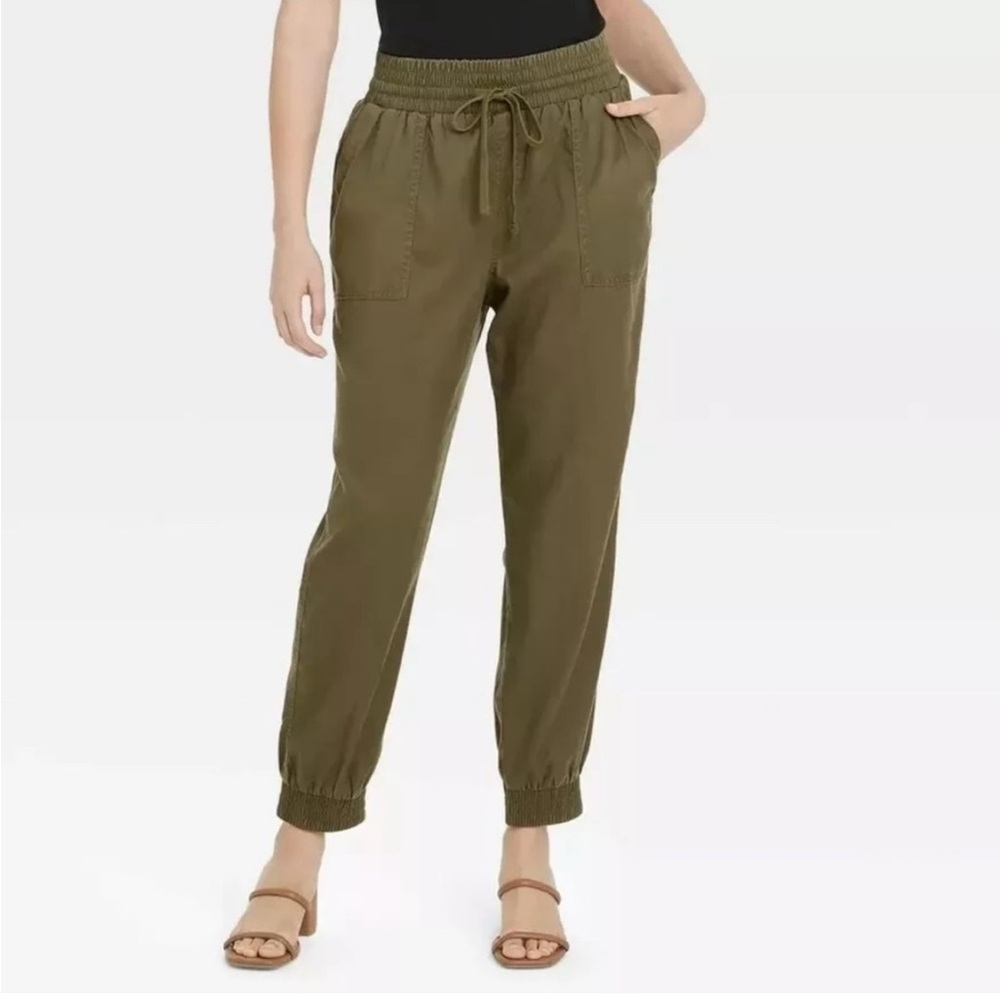 Women's High-Rise Woven Ankle
Jogger pant olive green new